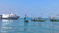 HUT ke-79 RI, Ditpolairud Polda Jatim Bersama Nelayan Kibarkan Bendera Merah Putih di Tengah Laut