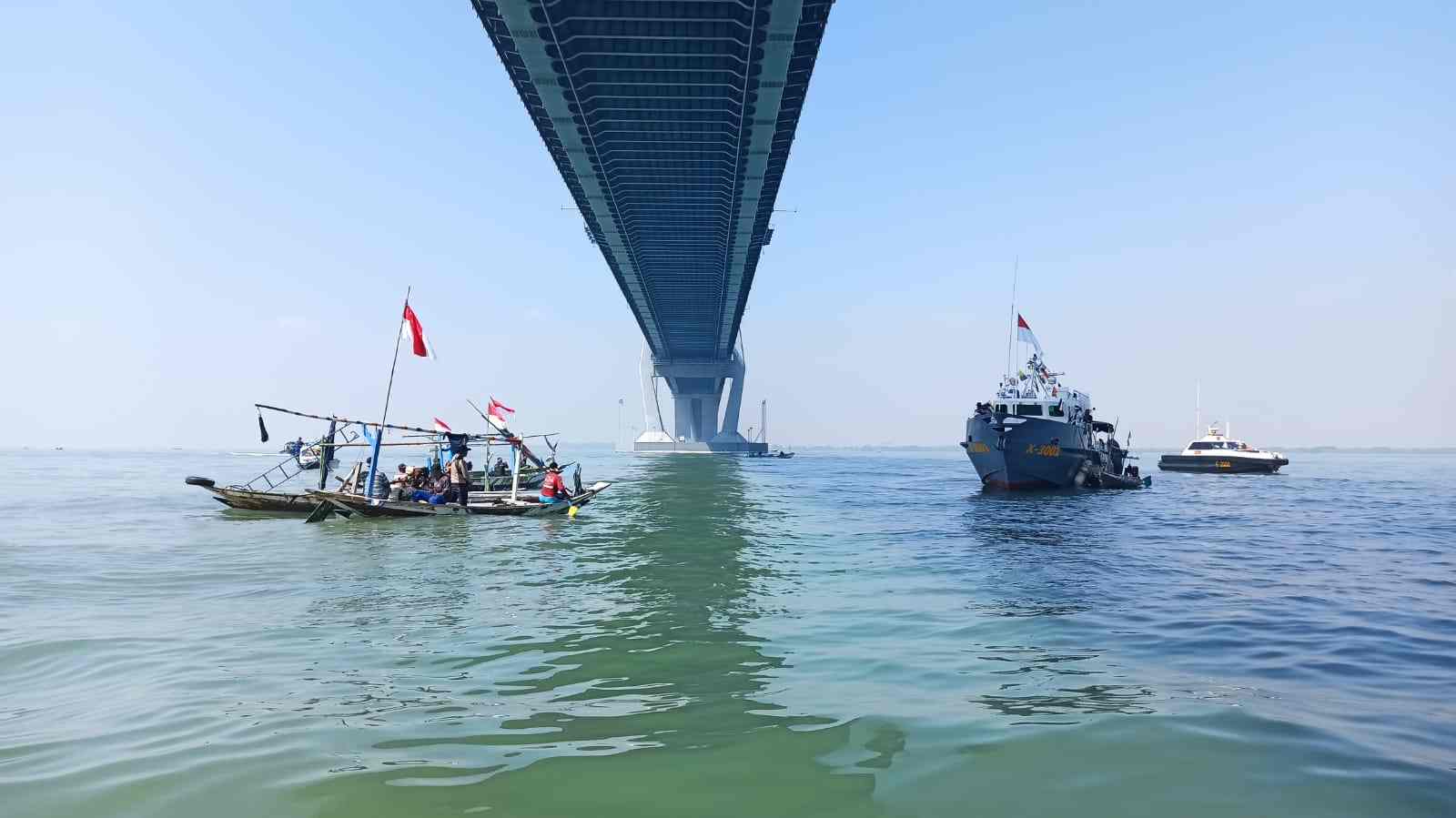 HUT ke-79 RI, Ditpolairud Polda Jatim Bersama Nelayan Kibarkan Bendera Merah Putih di Tengah Laut