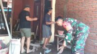 Anggota Kodim 0833/Kota Malang renovasi rumah warakawuri di Kelurahan Tunggulwulung. (ist) - Kodim 0833/Kota Malang Renovasi Rumah Warakawuri di Kelurahan Tunggulwulung