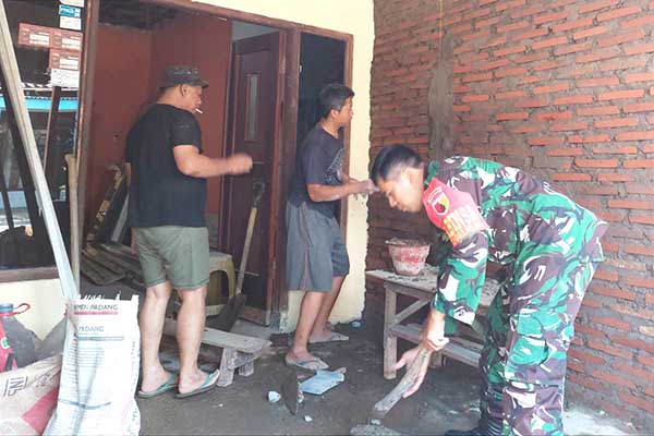 Anggota Kodim 0833/Kota Malang renovasi rumah warakawuri di Kelurahan Tunggulwulung. (ist) - Kodim 0833/Kota Malang Renovasi Rumah Warakawuri di Kelurahan Tunggulwulung