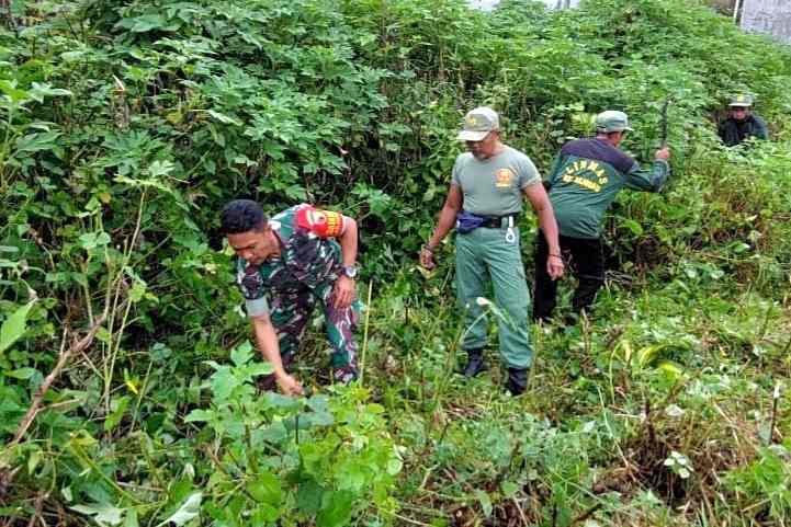 Babinsa Blimbing dan Warga Arjosari Kerja Bakti Bersihkan Lingkungan