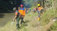 Babinsa Klojen bersama warga bersihkan bantaran Sungai Brantas. (rhd) - Babinsa Klojen Bersama Warga Bersihkan Bantaran Sungai Brantas