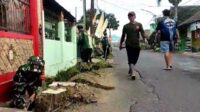 Babinsa Koramil 0833/02 Kedungkandang bersama warga GASS bersihkan lingkungan. (ist) - Babinsa Koramil 0833/02 Kedungkandang Bersama Warga GASS Bersihkan Lingkungan