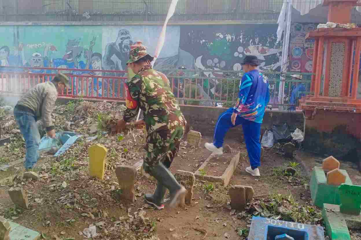 Babinsa Koramil 0833/Sukun Bersama Warga Gadang Bersihkan Makam
