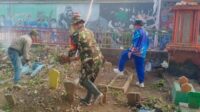 Babinsa Koramil 0833/Sukun Bersama Warga Gadang Bersihkan Makam