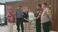 Babinsa Koramil Blimbing Bersama Puskesos Salurkan Bantuan Beras Warga Purwantoro