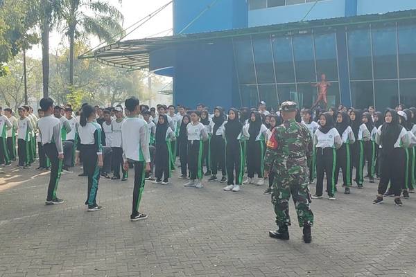 Babinsa Koramil Kedungkandang Berikan Pelatihan PBB dan Wasbang Siswa SMAN 6 Kota Malang