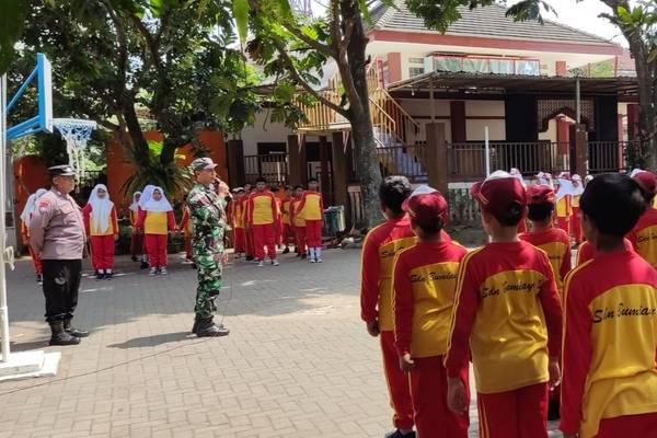 Babinsa Koramil Kedungkandang Berikan Wawasan Kebangsaan SDN 2 Bumiayu