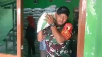 Babinsa Koramil Kedungkandang Dampingi Penyaluran Bantuan Beras Bulog Warga Kotalama