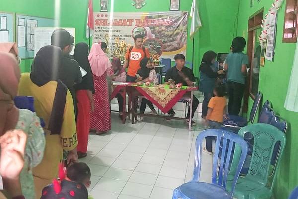 Babinsa Koramil Kedungkandang Dampingi Penyaluran Bantuan Pangan Pencegahan Stunting Warga Kotalama