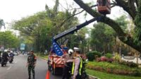Babinsa Koramil Klojen Bantu Pengamanan Pemangkasan Dahan Pohon Jalan Veteran