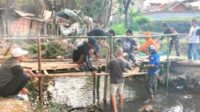 Babinsa Koramil Lowokwaru Turut Kerja Bakti Memperbaiki Jembatan Tunggulwulung