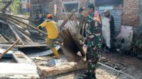 Babinsa Koramil Sukun Karya Bakti Perbaiki Rumah Warga Bakalankrajan