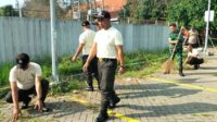 Babinsa Lowokwaru kerja bakti bersama Satpam UM wujudkan lingkungan kampus asri. (ist) - Babinsa Lowokwaru Kerja Bakti Bersama Satpam UM Wujudkan Lingkungan Kampus Asri