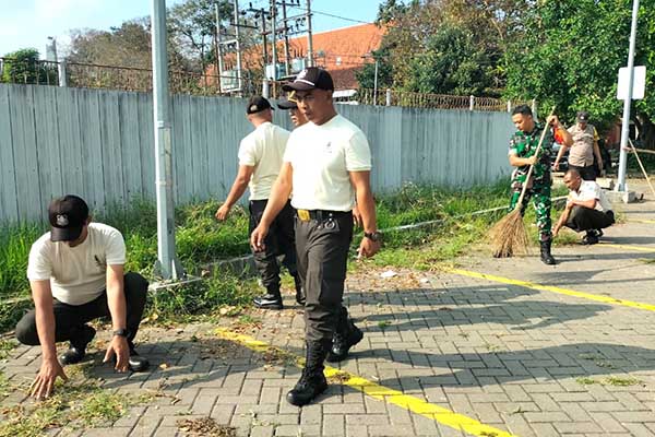 Babinsa Lowokwaru kerja bakti bersama Satpam UM wujudkan lingkungan kampus asri. (ist) - Babinsa Lowokwaru Kerja Bakti Bersama Satpam UM Wujudkan Lingkungan Kampus Asri