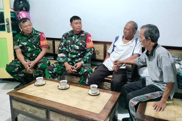 Babinsa Oro-oro Dowo Komsos Bersama Tokoh Masyarakat