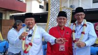 Bacabup Hendy Siswanto saat bernyanyi lagu Tanduk Majeng. (Seru.co.id/amb) - Daftar ke KPU Jember Bersama PDIP, Hendy Nyanyikan Lagu Tanduk Majeng