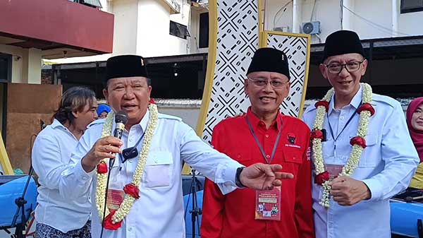 Bacabup Hendy Siswanto saat bernyanyi lagu Tanduk Majeng. (Seru.co.id/amb) - Daftar ke KPU Jember Bersama PDIP, Hendy Nyanyikan Lagu Tanduk Majeng