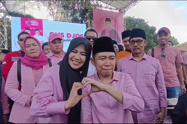 Bacabup Jember Gus Fawait bersama istrinya Gyta Eka Puspita saat deklarasi. (Seru.co.id/amb) - Pertama Kalinya, Bacabup Jember Gus Fawait Ajak Istri Saat Deklarasi Pilkada 2024