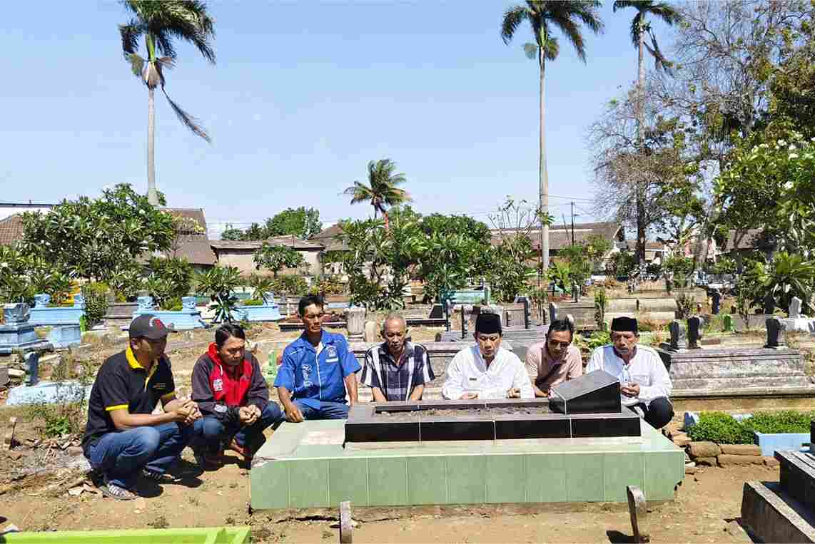 Gunawan-Usman Ziarah Ke Makam Orangtua Dan Bupati Malang Pertama Sebelum Mendaftar ke KPU
