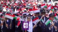 Belasan ribu maba mengibarkan bendera Indonesia dan Palestina mengangkat tema “Brawijaya Stand for Peace and Humanity,” dalam pembukaan PKKMB UB 2024. (rhd) - 14.821 Maba UB Ikuti PKKMB Secara Hybrid