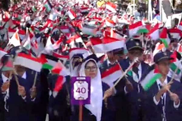 Belasan ribu maba mengibarkan bendera Indonesia dan Palestina mengangkat tema “Brawijaya Stand for Peace and Humanity,” dalam pembukaan PKKMB UB 2024. (rhd) - 14.821 Maba UB Ikuti PKKMB Secara Hybrid
