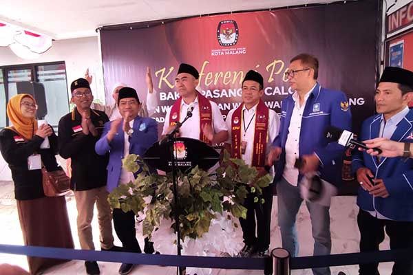 Berkas pendaftaran Paslon HM Anton dan Dimyati Ayatullah diterima KPU Kota Malang. (rhd) - Sah! KPU Kota Malang Nyatakan Berkas Pendaftaran Abah Anton dan Dimyati Diterima - Abah Anton-Dimyati membacakan surat keputusan penerimaan berkas oleh KPU Kota Malang. (rhd)