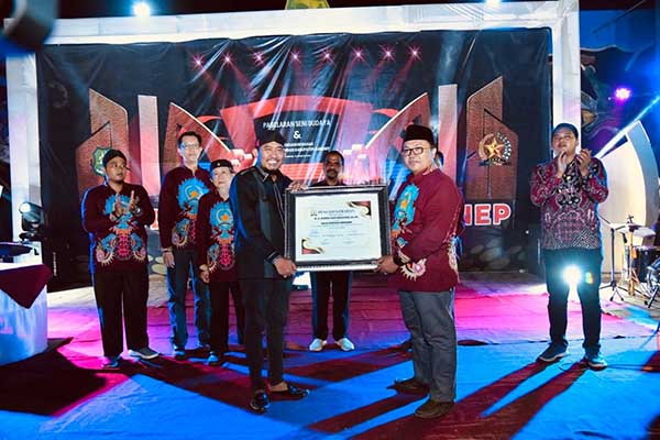 Bupati Sumenep Diberi Gelar sebagai Bapak Moderasi Beragama oleh FKUB. (Seru.co.id/adv/ard) - Antarumat Beragama Rukun, Bupati Dinobatkan sebagai Bapak Moderasi Beragama