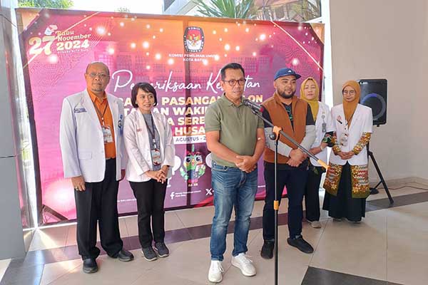 Cak Nurochman usai me jalankan tes kesehatan fisik di RSUD Karsa Husada Batu. (ist) - Paslon Nurochman-Heli Jalani Tes Kesehatan di RSUD Karsa Husada Batu