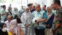 Dirti BPJS Kesehatan bersama Pimpinan RS. Dr Etty Asharto berbincang dengan pasien yang akan berobat. (ist) - RS Dr Etty Asharto Terima Sertifikat Bintang Tiga dari Dirti BPJS Kesehatan