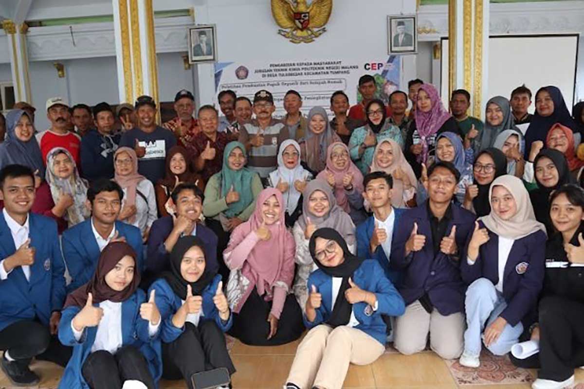 Dosen dan mahasiswa Polinema foto bersama para peserta Pelatihan dan Pendampingan Pengolahan Sampah. (ist) - PKM Polinema Berikan Pelatihan dan Pendampingan Pengolahan Sampah Desa Tulusbesar