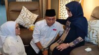Sebelum Mendaftar ke KPU Surabaya, Eri Cahyadi Sungkem ke Ibundanya