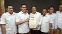 Eri Cahyadi saat menerima surat rekom dari Gerindra Jatim untuk maju Pilwali Surabaya. (ist) - Eri Cahyadi-Armuji Terima Rekomendasi Partai Gerindra Maju di Pilwali Surabaya 2024