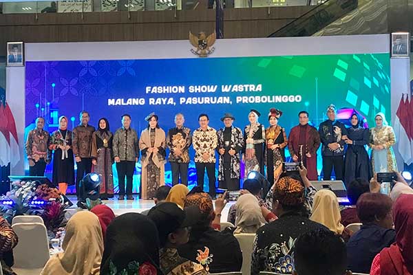 Fashion show wastra oleh para pimpinan bank Malang Raya, Pasuruan dan Probolinggo. (afi) - Dorong Pengembangan UMKM, Kantor Perwakilan BI Malang Gelar MBF 2024