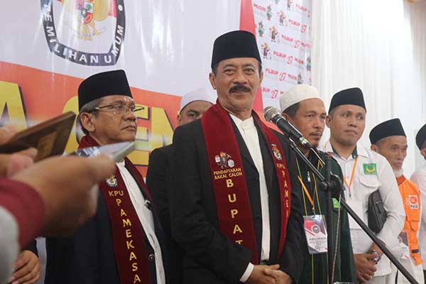 Fattah Jasin saat konferensi pers usai mendaftarkan diri sebagai bakal calon Bupati Pamekasan ke Kantor KPU. (SERU.co.id/udi) - Diusung 10 Partai Politik, Fattah Jasin Resmi Mendaftar sebagai Bakal Calon Bupati Pamekasan ke KPU