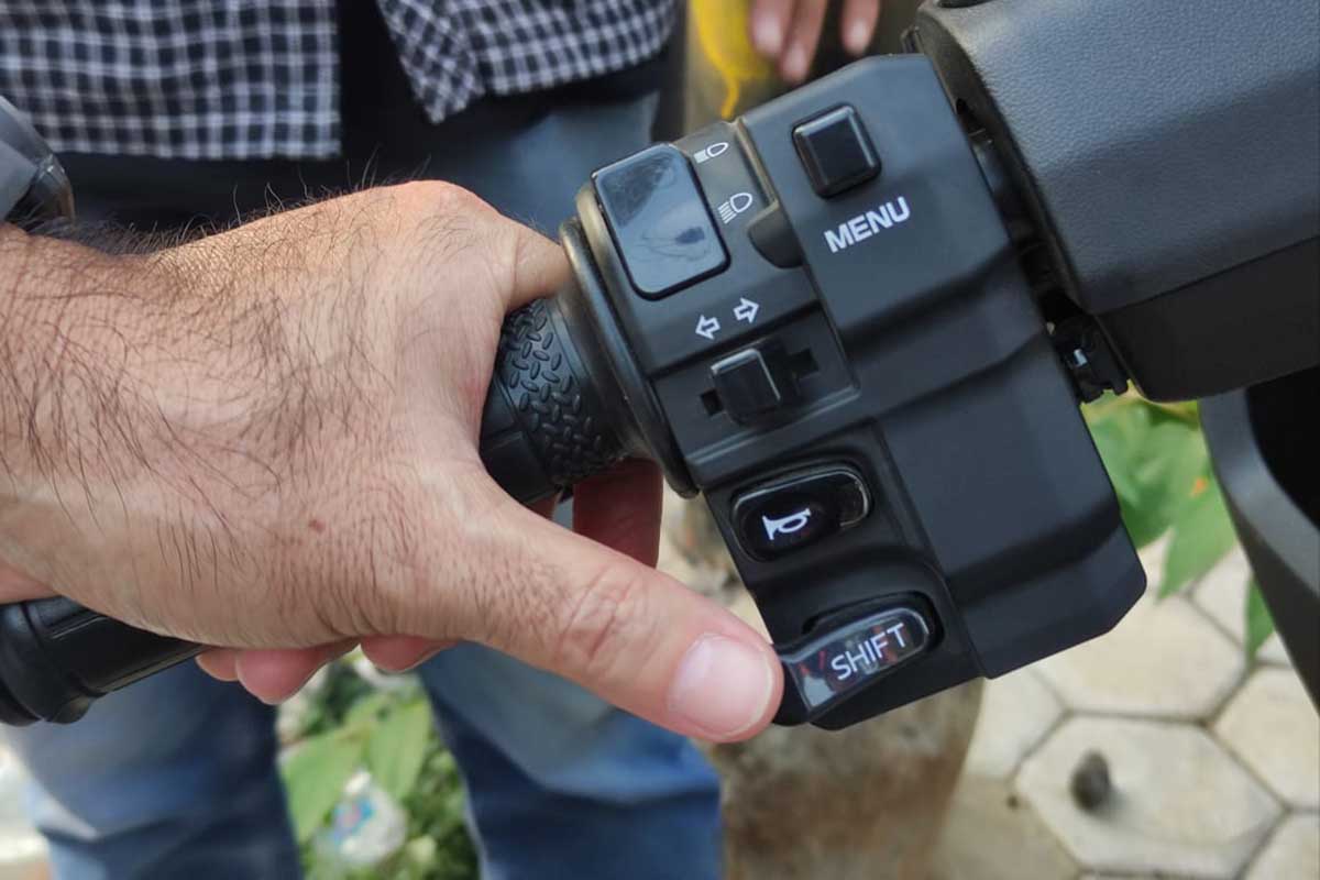 Fitur Y-Shift, MID, dan mode berkendara T-Mode serta S-Mode, terletak di setang kemudi kiri. (rhd) - Sensasi Berkendara Yamaha Nmax Turbo Bikin Sat Set ala NOS