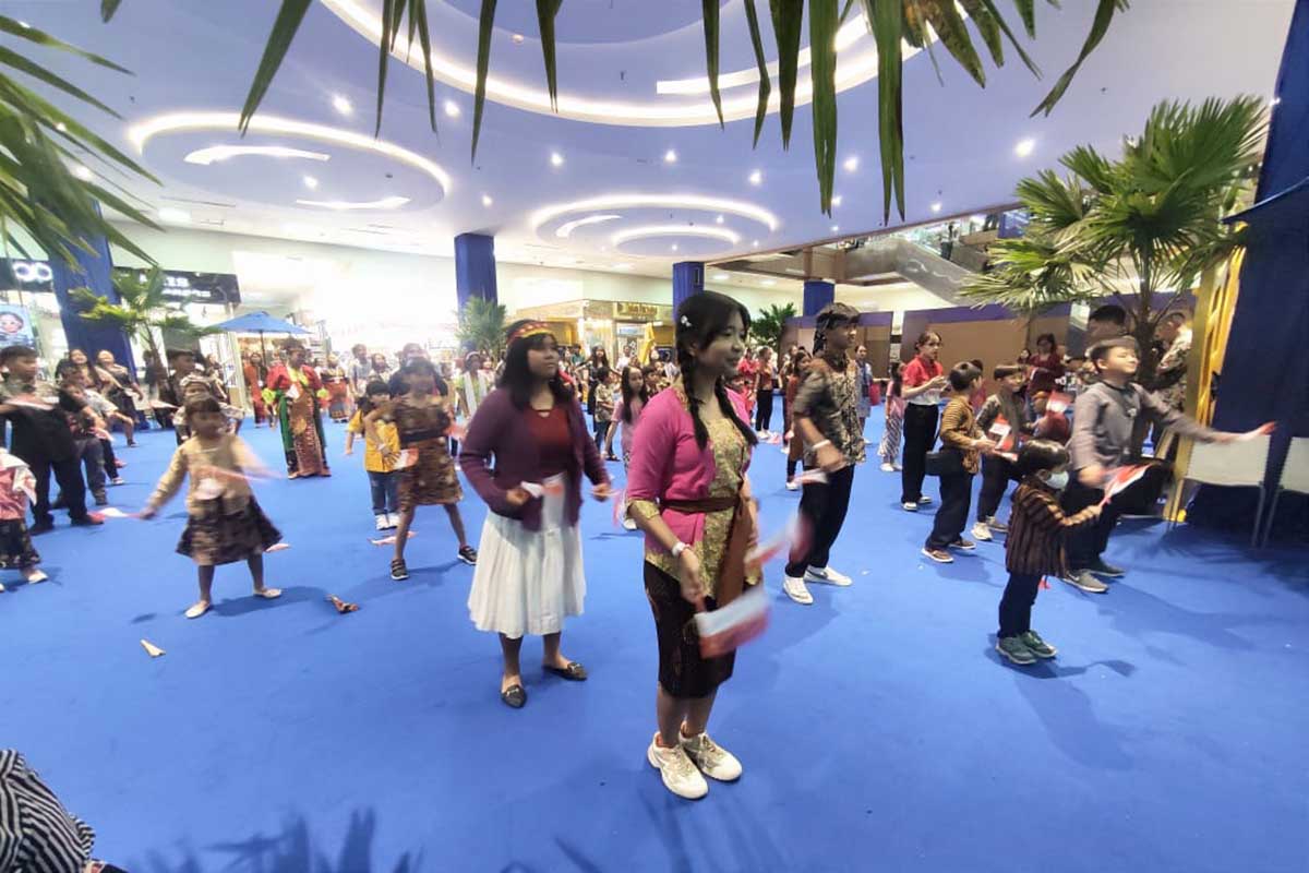 Flashmob oleh sejumlah peserta mulai jenjang PAUD/TK hingga siswa-siswi SMA/SMAK. (rhd) - HUT Ke-79 RI, Matos Bersama BMGK Kembali Gelar Flashmob dan Konser Do’a Anak Negeri