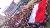 Flashmob pembentangan bendera merah putih raksasa, formasi 79 dan pelepasan balon merah putih ke udara. (rhd) - HUT Ke-79 RI, Matos Bersama BMGK Kembali Gelar Flashmob dan Konser Do’a Anak Negeri