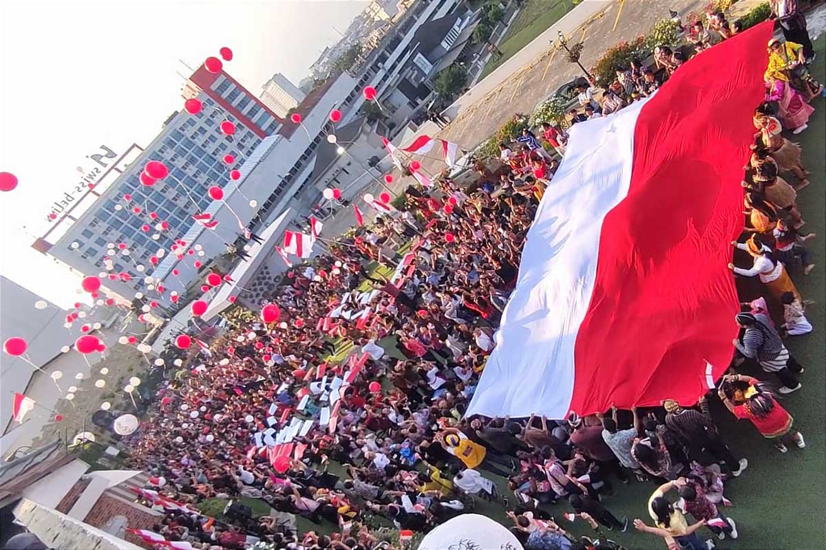 Flashmob pembentangan bendera merah putih raksasa, formasi 79 dan pelepasan balon merah putih ke udara. (rhd) - HUT Ke-79 RI, Matos Bersama BMGK Kembali Gelar Flashmob dan Konser Do’a Anak Negeri