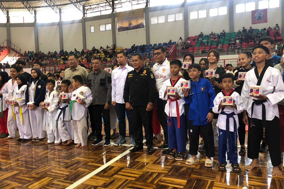Foto bersama tamu VVIP dan peserta. (wul) - Pemkab Malang dan Bea Cukai Sosialisasi Gempur Rokok Ilegal Melalui Kejuaraan Taekwondo