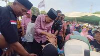 Gus Fawait saat dikerubungi emak-emak dalam deklarasinya. (Seru.co.id/amb) - Deklarasi Fawait-Joko di Jember Dihadiri 20 Ribu Massa Mayoritas Emak-emak