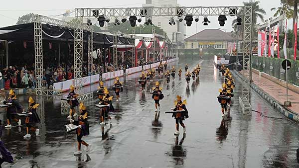 Guyuran hujan deras mengiringi jalannya JFC World Kids Carnival 2024. (Seru.co.id/amb) - Opening Jember Fashion Carnival Diguyur Hujan Deras, Tak Kurangi Antusias Peserta