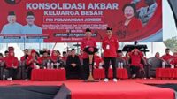 Hendy-Firjaun saat deklarasi bersama PDIP. (Seru.co.id/amb) - Deklarasi Tunggal PDIP Usung Hendy-Firjaun pada Pilkada Jember Dihadapan Ribuan Massa