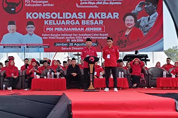 Hendy-Firjaun saat deklarasi bersama PDIP. (Seru.co.id/amb) - Deklarasi Tunggal PDIP Usung Hendy-Firjaun pada Pilkada Jember Dihadapan Ribuan Massa