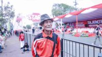 Kakek 82 Tahun Asal Belanda Ikut Gerak Jalan Tanggul Jember Tradisional Sejauh 31 Km