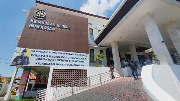 Kantor Kejaksaan Negeri Pamekasan. (Seru.co.id/udi) - Fathor Rachman Tersangka Korupsi Bumdes Laden Kini Ditahan Kejari Pamekasan