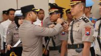 Kapolres Batu memasang tanda pangkat kepada sejumlah Perwira Polres Batu yang dimutasi. (ist) - Sejumlah Jabatan Perwira di Polres Batu "Berpindah Pundak"