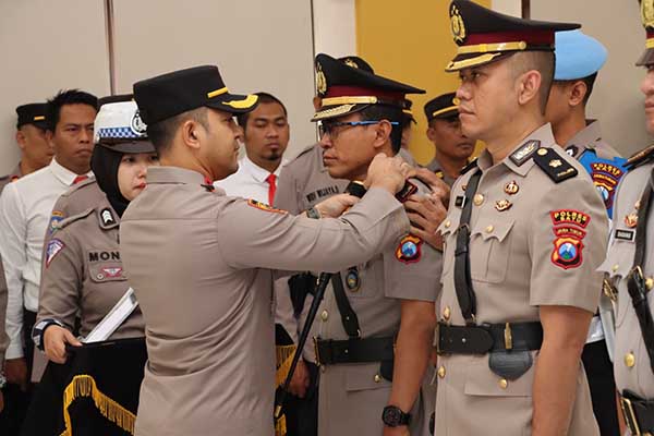 Kapolres Batu memasang tanda pangkat kepada sejumlah Perwira Polres Batu yang dimutasi. (ist) - Sejumlah Jabatan Perwira di Polres Batu "Berpindah Pundak"