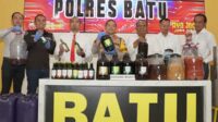 Kapolres Batu menunjukkan beberapa hasil produksi miras ilegal buatan Home Industri di Kecamatan Junrejo. (ist) - Polres Batu Hentikan Kegiatan Home Industri Minuman Beralkohol Ilegal di Desa Junrejo
