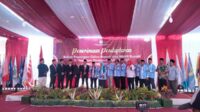 Karunia Jilid 2 menjadi pendaftaran pertama ke KPU Situbondo sebagai pasangan Calon Kepala Daerah pada pilkada tahun 2024 Kabupaten Situbondo, Selasa (27/8/2024). (Seru.co.id/aza) - Pasangan Karna Suswandi dan Nyai Hj Khoirani Menjadi Pendaftar Pertama di KPU Kabupaten Situbondo